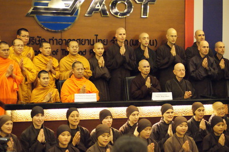 Thay e i monaci di Plum Village in Thailandia nel 2010